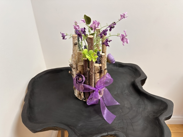 Holzvase mit Kunstblumendekoration und 1m Schleife