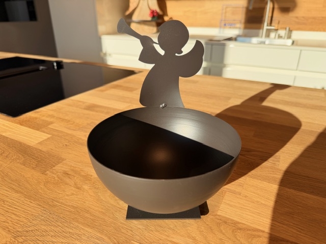 Eisenschale mit Engel